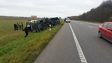 Vengdamas susidūrimo su lengvuoju automob, vilkikas su cisterna nuslydo nuo kelio ir apvirto 