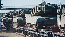 Į Gaižiūnų geležinkelio stotį atvykusi JAV karinė technika (tankai &bdquo;Abrams&ldquo;) ruo&scaron;iami transportavimui į Ruklos karinėje įguloje esančius padalinius.