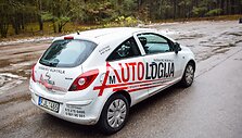 Vairavimo mokyklos &bdquo;Autologija&ldquo; specialistai moko kaip taisyklingai tempti automobilį lynu