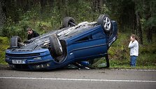 Kelyje Barčiai &ndash; Varėna nuo kelio nulėkė ir apvirto automobilis