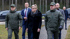 Premjerė Ingrida &Scaron;imonytė eina lydima VSAT vado Rustamo Liubajevo ir Varėnos rinktinės vado Virgilijaus Raugalės vizito Kapčiamiesčio pasienio užkardoje metu
