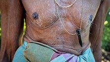 Kaluarchihi talismanas - ilties formos pakabukas pagamintas i&scaron; juodojo koralo