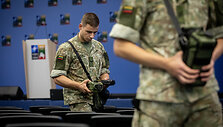 Jungtinė pareigūnų ir karių CBRN komanda nuo cheminio, biologinio ir radiologinio pavojaus tikrina NATO vir&scaron;ūnių susitikimo Vilniuje vieną i&scaron; pagrindinių salių