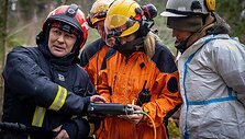 LERT komandos kinologai ir gelbėtojai treniruojasi po griuvėsiais ie&scaron;koti i&scaron;gyvenusių žmonių