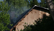 Bezdonių kaime (Vilniaus r.) degė ekologi&scaron;kas namas