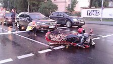 Prie Baltojo tilto motociklas atsitrenkė į čekų turistų automobilį