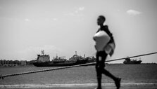 Augusta uoste (Sicilija) i&scaron; laivo i&scaron;laipinami Viduržemio jūroje i&scaron;gelbėti migrantai