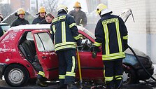&Scaron;akiuose prie Jaunystės gatvės daugiabučio užsidegė "VW Golf" automobilis