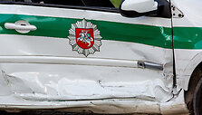 Sostinės Žirmūnų gatvėje policijos patrulių automobilis pateko į avariją