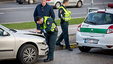 Sostinės Žirmūnų gatvėje policijos patrulių automobilis pateko į avariją