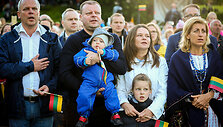 Premjeras Saulius Skvernelis su &scaron;eima ant Dubingių piliakalnio paminėjo Valstybės dieną