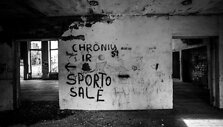 Kultūros namų griuvėsiuose jaunimas įsirengė krep&scaron;inio aik&scaron;telę