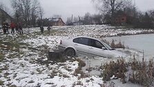 Linkmenyse (Ignalinos raj.) BMW įskriejo į tvenkinį