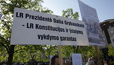 Mitingas prie Seimo dėl w raidės naudojimo pavadinimuose