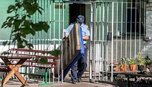 Kalėjimų departamento pareigūnai atlieka kratą Pravieni&scaron;kių pataisos namuose