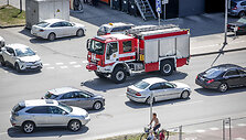 Sostinės Pieninės gatvėje gelbėtojai gesino automobilį