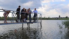 Vietos bendruomenės pastangomis tvarkoma Neveronių tvenkinio pakrantė