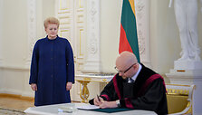 Prezidentė priėmė trijų paskirtų teisėjų priesaikas