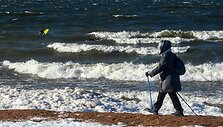 Plaukiojimas banglente Suomijos įlankoje žiemos metu