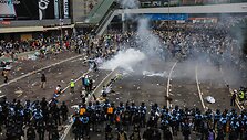 Honkonge protestuotojai susirėmė su policija