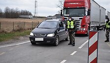 Pasieniečiai prie sienos su Latvija
