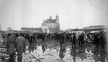 Turgus Luki&scaron;kių aik&scaron;tėje, 1898 m.