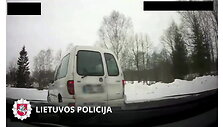 nufilmuotas-nuo-pareigunu-nesekmingai-pasprukti-bandes-automobilio-vairuotojas