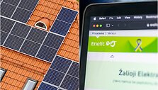 Pusmetį lauktos saulės elektrinės vyras nei&scaron;vys: koją paki&scaron;o čerpinis stogas