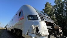 Traukinio ir traktoriaus avarija