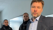 Į Alytaus gimnaziją atvykusi policija ai&scaron;kinosi su profsąjungos pirmininku Andriumi Navicku