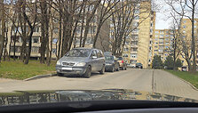 Daugiabučio Kaune gyventojas piktinasi kieme vietą užimančiais apleistais automobiliais