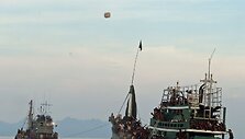 I&scaron;sekusiems imigrantams perduodamos vandens ir maisto atsargos