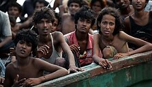 Prie Tailando krantų pastebėtas dreifuojantis laivas pilnas nelegalių imigrantų