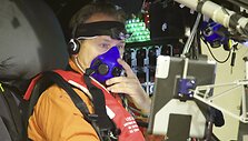 Pilotas lėktuvo kabinoje