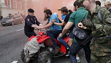 Maskvoje sustabdytos LGBT bendruomenės eitynės