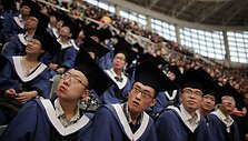 Universitetą baigę studentai
