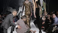 Ant podiumo suklupęs modelis