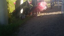 Ugniagesiai traukia vairuotoją i&scaron; automobilio