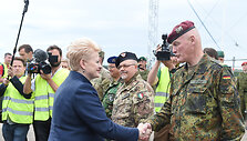 Prezidentė stebi NATO karines pratybas &bdquo;Kardo kirtis &ndash; 2015&ldquo;