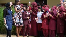 Michelle Obama susitiko su Londono mokinėmis