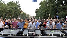 Jerevane protestuotojai nepaklūsta policijos reikalavimams i&scaron;siskirstyti po įtemptos nakties