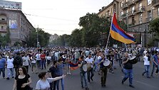 Jerevane protestuotojai nepaklūsta policijos reikalavimams i&scaron;siskirstyti po įtemptos nakties