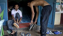 22 metus vergavęs Myint Naing palieka laikino prieglobsčio stovyklą