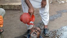 Varginanti kaitros banga Pakistane