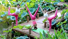 Joga tarp lotoso lapų