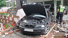 Į kavinę įvažiavęs automobilis