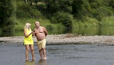 Atėjus kar&scaron;čiams gyventojai atsivėsina stipriai nusekusioje netoli Prahos esančioje Berounkos upėje