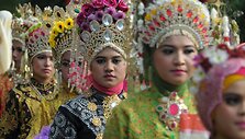 Indoneziečiai dėvintys tradicinius tautinius rūbus