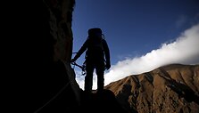 Nakvynė permatomose kapsulėse kabančiose uolos vir&scaron;ukalnėje Peru