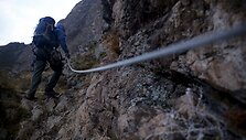 Nakvynė permatomose kapsulėse kabančiose uolos vir&scaron;ukalnėje Peru